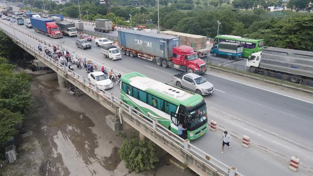  Ảnh: Cầu Thanh Trì phân luồng lại làn xe, ô tô vẫn tự do đi vào làn xe máy khiến giao thông lộn xộn - Ảnh 14.