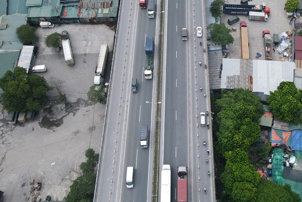  Ảnh: Cầu Thanh Trì phân luồng lại làn xe, ô tô vẫn tự do đi vào làn xe máy khiến giao thông lộn xộn - Ảnh 13.