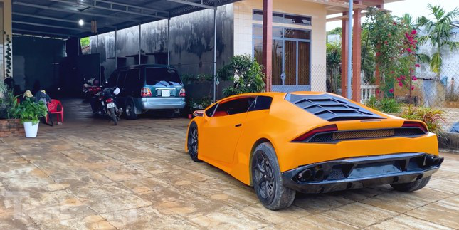 Nhóm thanh niên biến hình xế cổ thành siêu xe Lamborghini - Ảnh 4. Nhóm thanh niên biến hình xế cổ thành siêu xe Lamborghini - Ảnh 4.