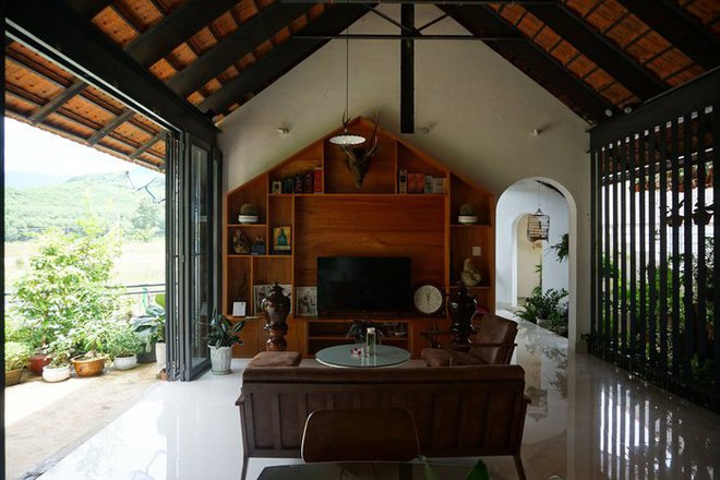 Sợ bố mẹ ở nhà cũ, mùa mưa bão nguy hiểm, con dâu góp sức xây nhà báo hiếu - Ảnh 1. Sợ bố mẹ ở nhà cũ, mùa mưa bão nguy hiểm, con dâu góp sức xây nhà báo hiếu - Ảnh 1.