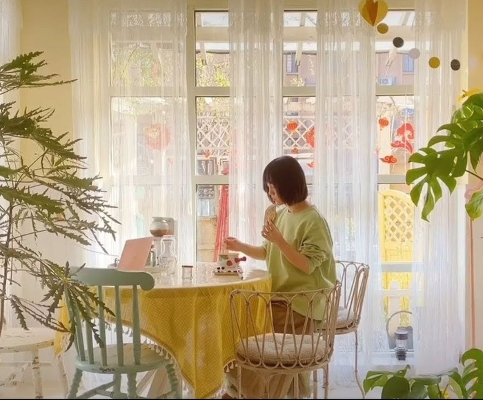 Cuộc sống của cô nàng độc thân thu hút người trẻ - Ảnh 4. Cuộc sống của cô nàng độc thân thu hút người trẻ - Ảnh 4.