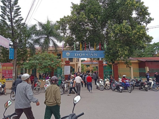 Công an vào cuộc vụ chủ nợ nhờ cô đưa học sinh về gặp bố lần cuối, đặt bình gas đòi đốt trường - Ảnh 1. Công an vào cuộc vụ chủ nợ nhờ cô đưa học sinh về gặp bố lần cuối, đặt bình gas đòi đốt trường - Ảnh 1.