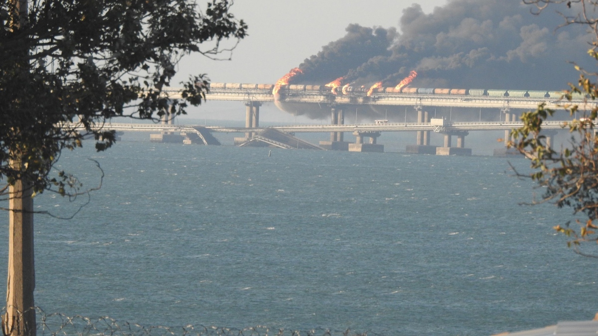 Những hình ảnh cầu Crimea bốc cháy ngùn ngụt và bị sụp xuống một phần - Ảnh 8.