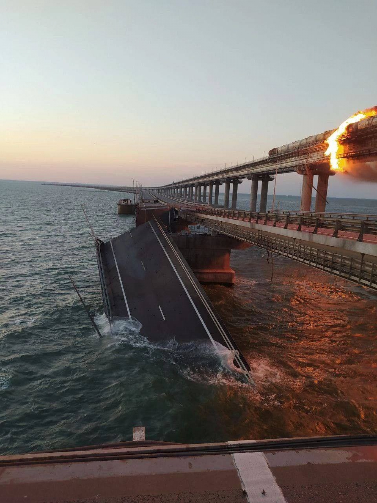 Những hình ảnh cầu Crimea bốc cháy ngùn ngụt và bị sụp xuống một phần - Ảnh 7.