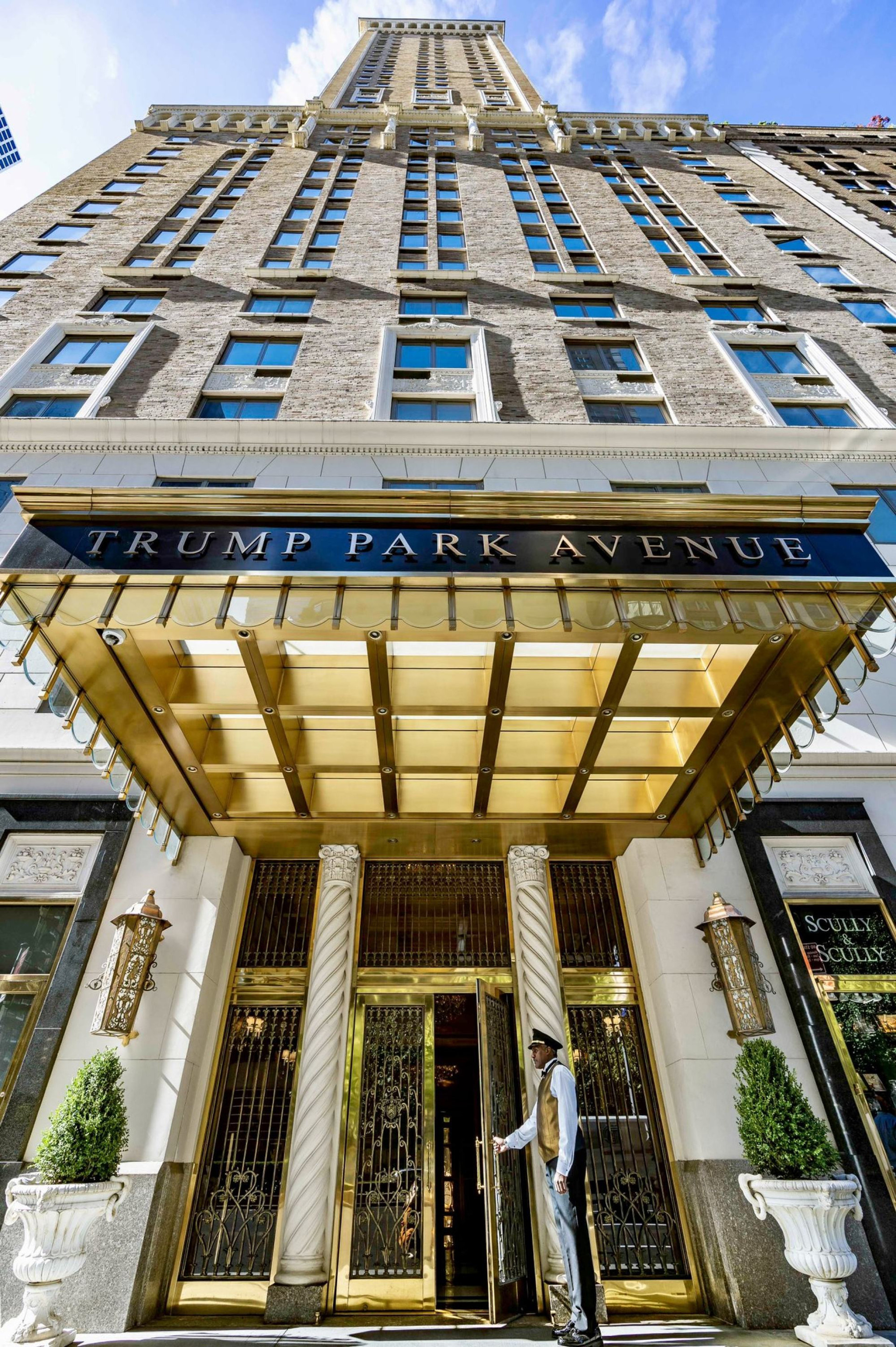 Không chỉ có bất động sản tỷ USD, tỷ phú Donald Trump còn sở hữu loạt xế hộp hạng sang, chi hàng nghìn USD chỉ để làm tóc - Ảnh 1.
