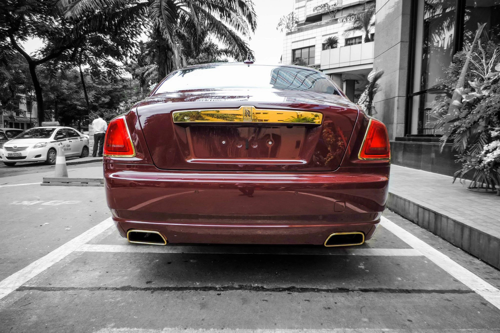 Đấu giá Rolls-Royce mạ vàng gắn liền tên tuổi ông Trịnh Văn Quyết: Khởi điểm 10 tỷ, cọc 2 tỷ, xem xe ở Hà Nội - Ảnh 7. Đấu giá Rolls-Royce mạ vàng gắn liền tên tuổi ông Trịnh Văn Quyết: Khởi điểm 10 tỷ, cọc 2 tỷ, xem xe ở Hà Nội - Ảnh 7.