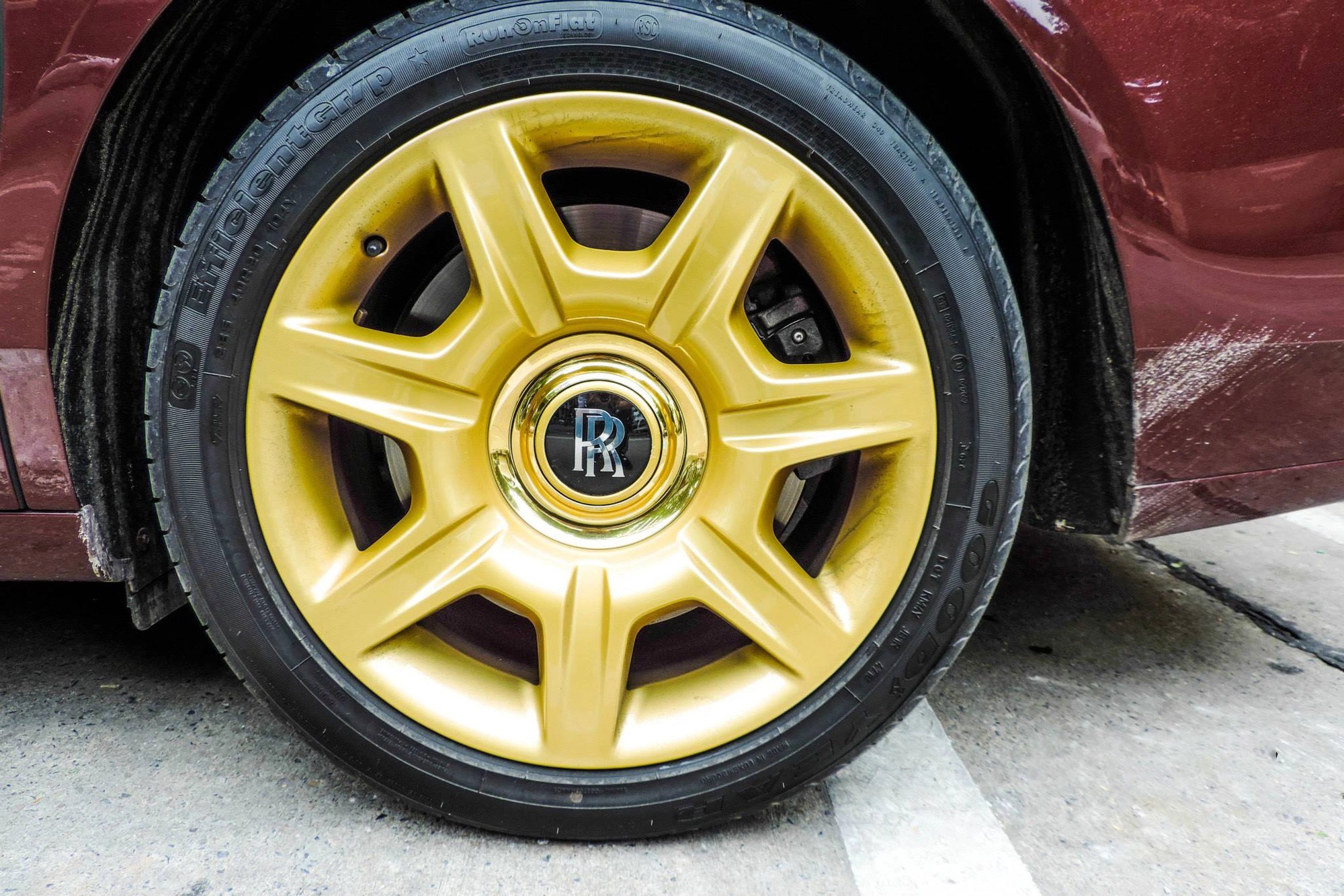 Đấu giá Rolls-Royce mạ vàng gắn liền tên tuổi ông Trịnh Văn Quyết: Khởi điểm 10 tỷ, cọc 2 tỷ, xem xe ở Hà Nội - Ảnh 6. Đấu giá Rolls-Royce mạ vàng gắn liền tên tuổi ông Trịnh Văn Quyết: Khởi điểm 10 tỷ, cọc 2 tỷ, xem xe ở Hà Nội - Ảnh 6.