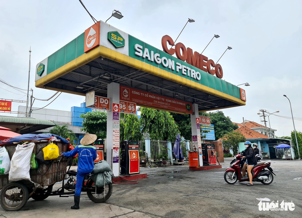 TP.HCM: Hàng loạt cây xăng chỉ bán 30.000 đồng, nhiều nơi hết xăng - Ảnh 6. TP.HCM: Hàng loạt cây xăng chỉ bán 30.000 đồng, nhiều nơi hết xăng - Ảnh 6.