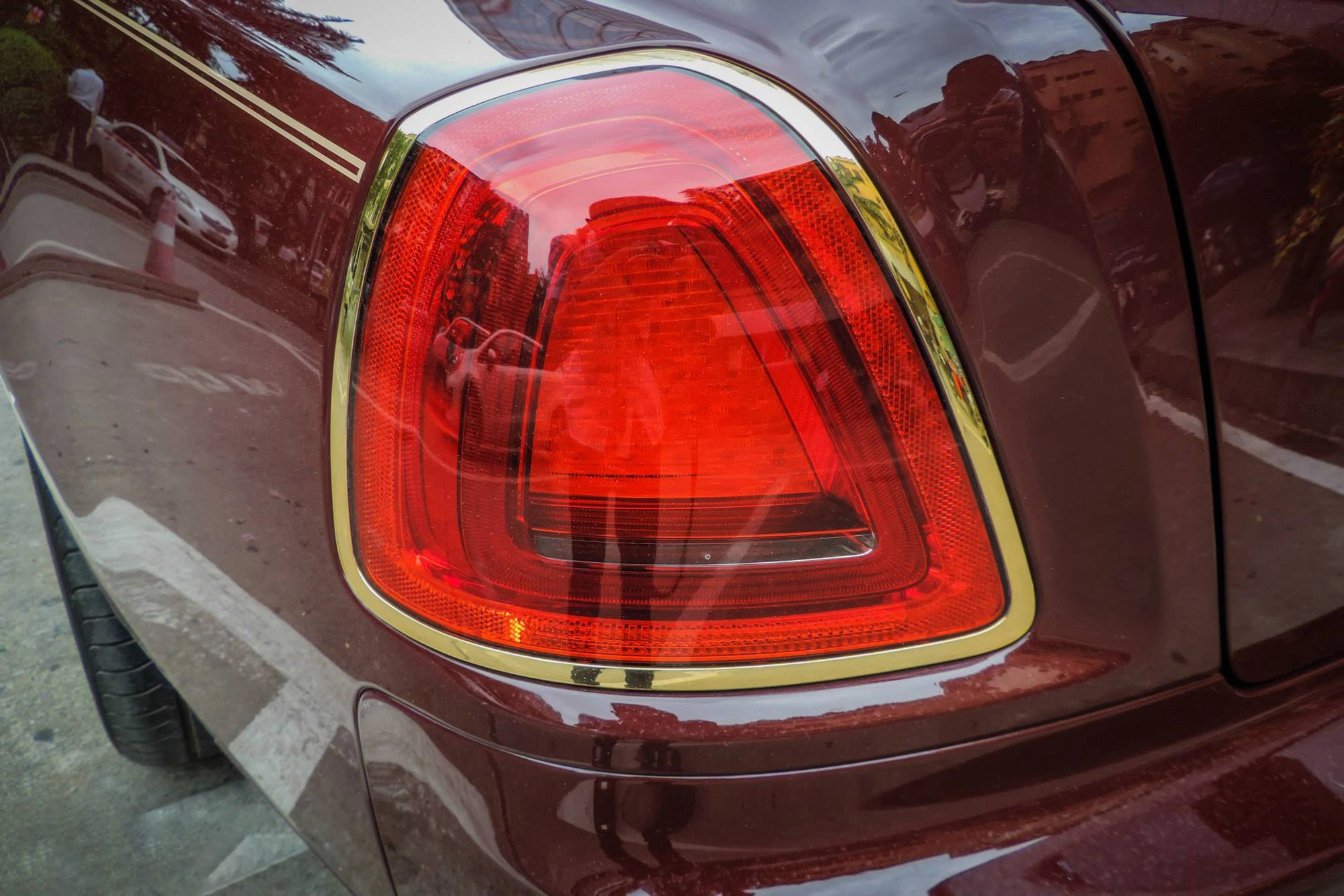 Đấu giá Rolls-Royce mạ vàng gắn liền tên tuổi ông Trịnh Văn Quyết: Khởi điểm 10 tỷ, cọc 2 tỷ, xem xe ở Hà Nội - Ảnh 5. Đấu giá Rolls-Royce mạ vàng gắn liền tên tuổi ông Trịnh Văn Quyết: Khởi điểm 10 tỷ, cọc 2 tỷ, xem xe ở Hà Nội - Ảnh 5.