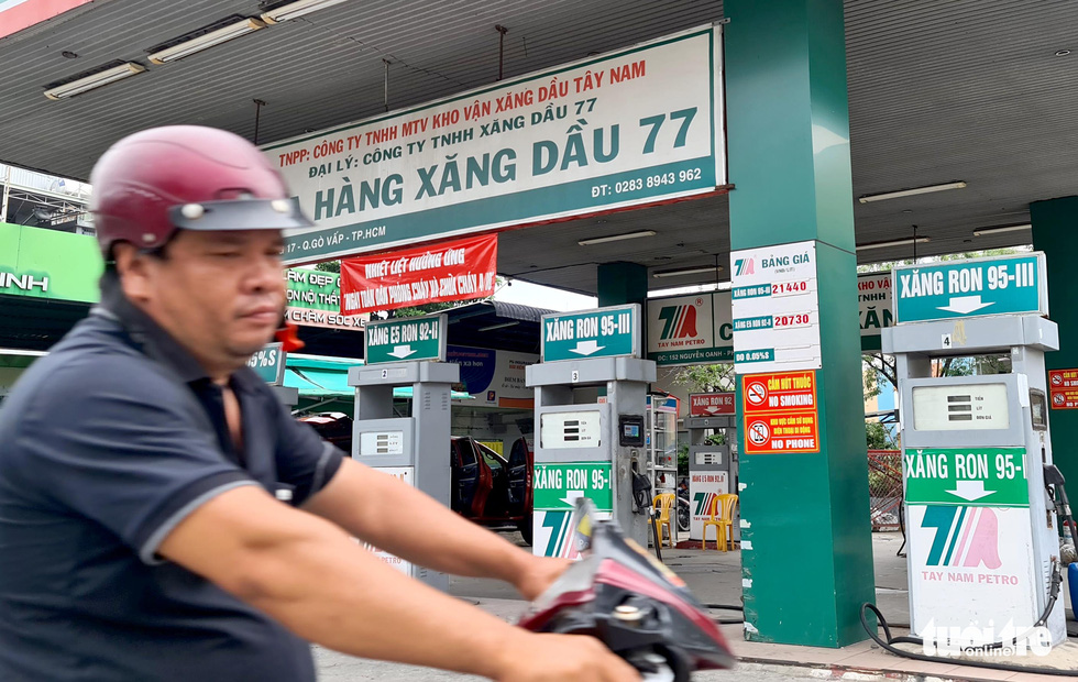 TP.HCM: Hàng loạt cây xăng chỉ bán 30.000 đồng, nhiều nơi hết xăng - Ảnh 5. TP.HCM: Hàng loạt cây xăng chỉ bán 30.000 đồng, nhiều nơi hết xăng - Ảnh 5.