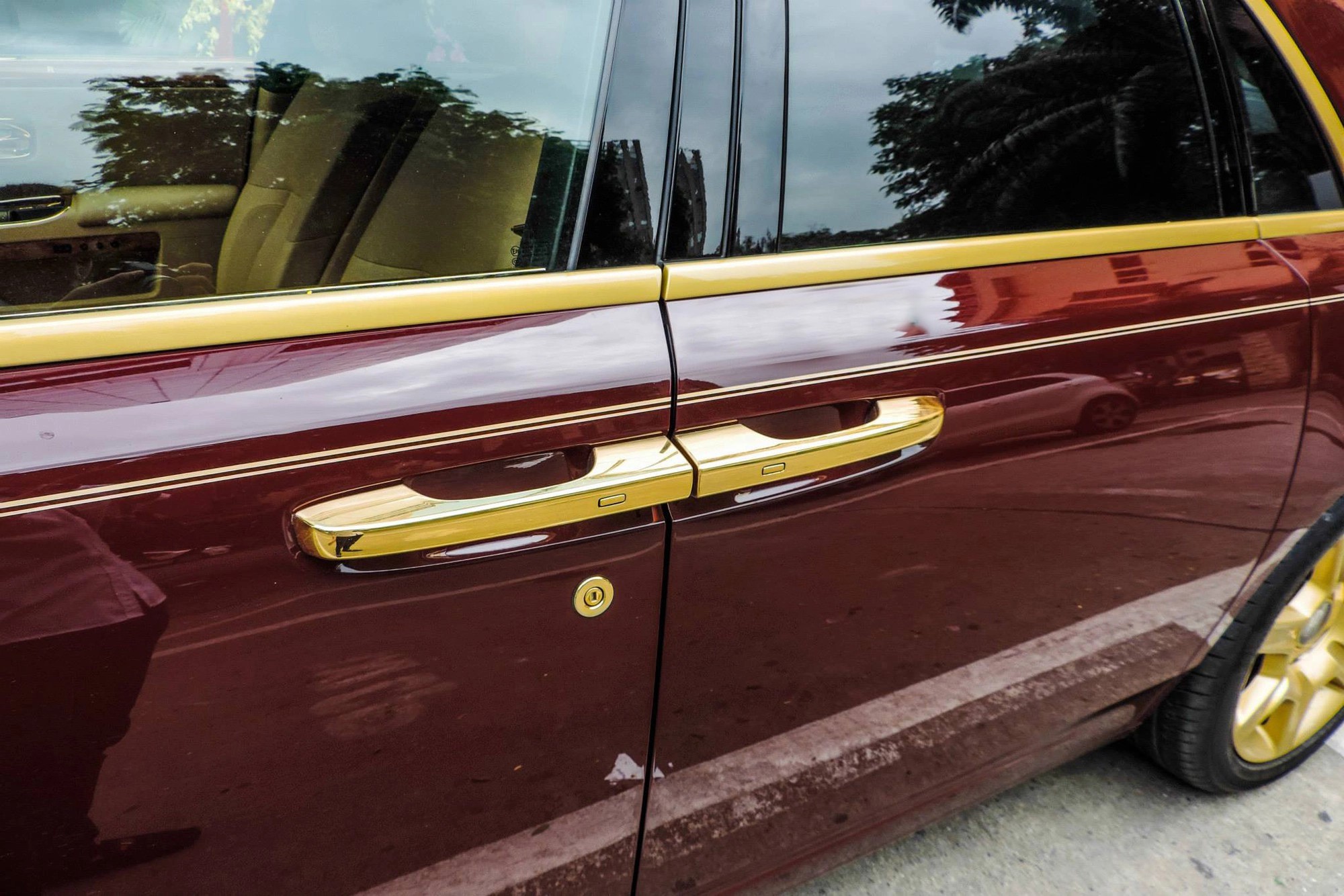 Đấu giá Rolls-Royce mạ vàng gắn liền tên tuổi ông Trịnh Văn Quyết: Khởi điểm 10 tỷ, cọc 2 tỷ, xem xe ở Hà Nội - Ảnh 4. Đấu giá Rolls-Royce mạ vàng gắn liền tên tuổi ông Trịnh Văn Quyết: Khởi điểm 10 tỷ, cọc 2 tỷ, xem xe ở Hà Nội - Ảnh 4.