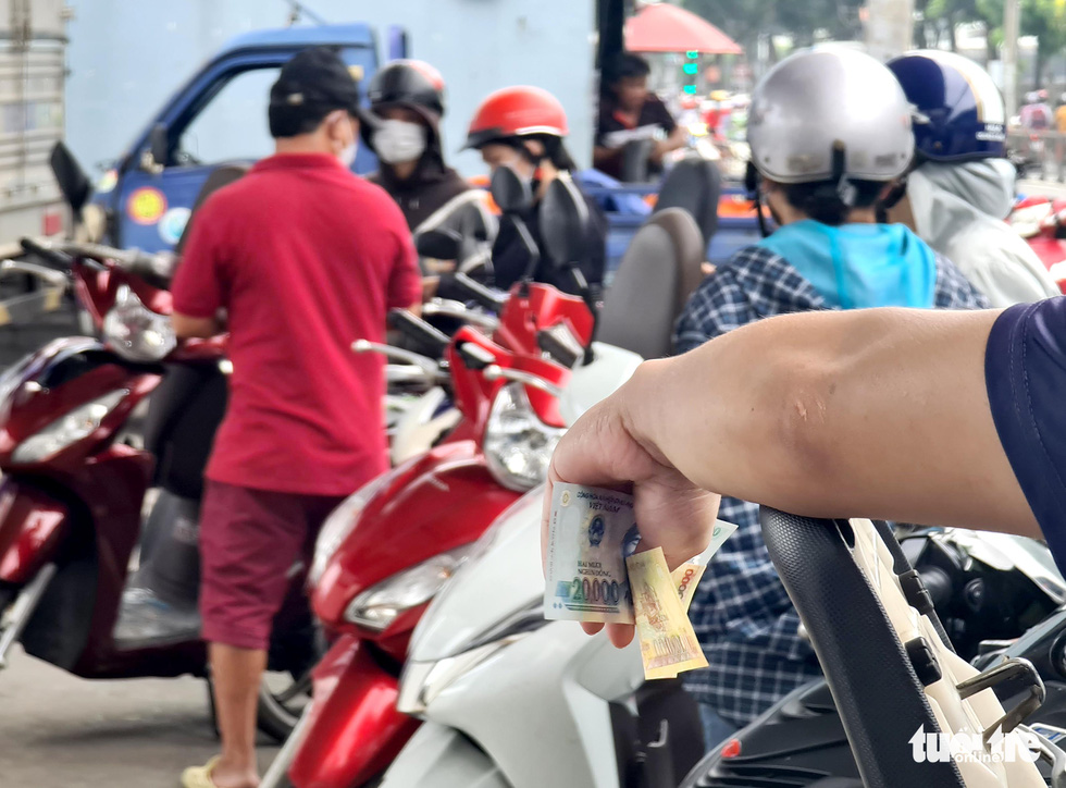 TP.HCM: Hàng loạt cây xăng chỉ bán 30.000 đồng, nhiều nơi hết xăng - Ảnh 4. TP.HCM: Hàng loạt cây xăng chỉ bán 30.000 đồng, nhiều nơi hết xăng - Ảnh 4.