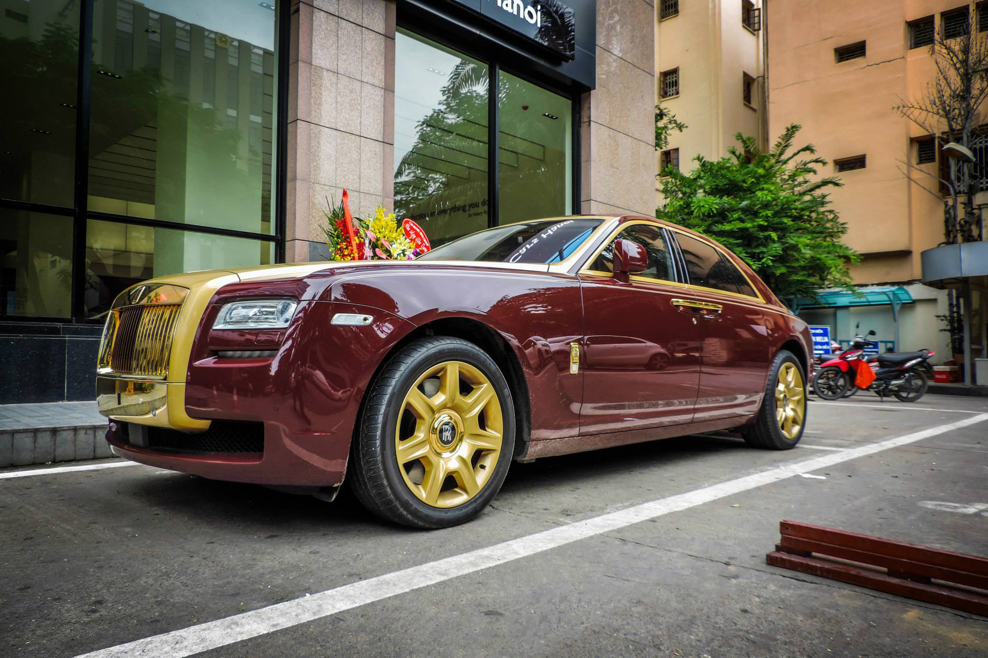 Đấu giá Rolls-Royce mạ vàng gắn liền tên tuổi ông Trịnh Văn Quyết: Khởi điểm 10 tỷ, cọc 2 tỷ, xem xe ở Hà Nội - Ảnh 3. Đấu giá Rolls-Royce mạ vàng gắn liền tên tuổi ông Trịnh Văn Quyết: Khởi điểm 10 tỷ, cọc 2 tỷ, xem xe ở Hà Nội - Ảnh 3.