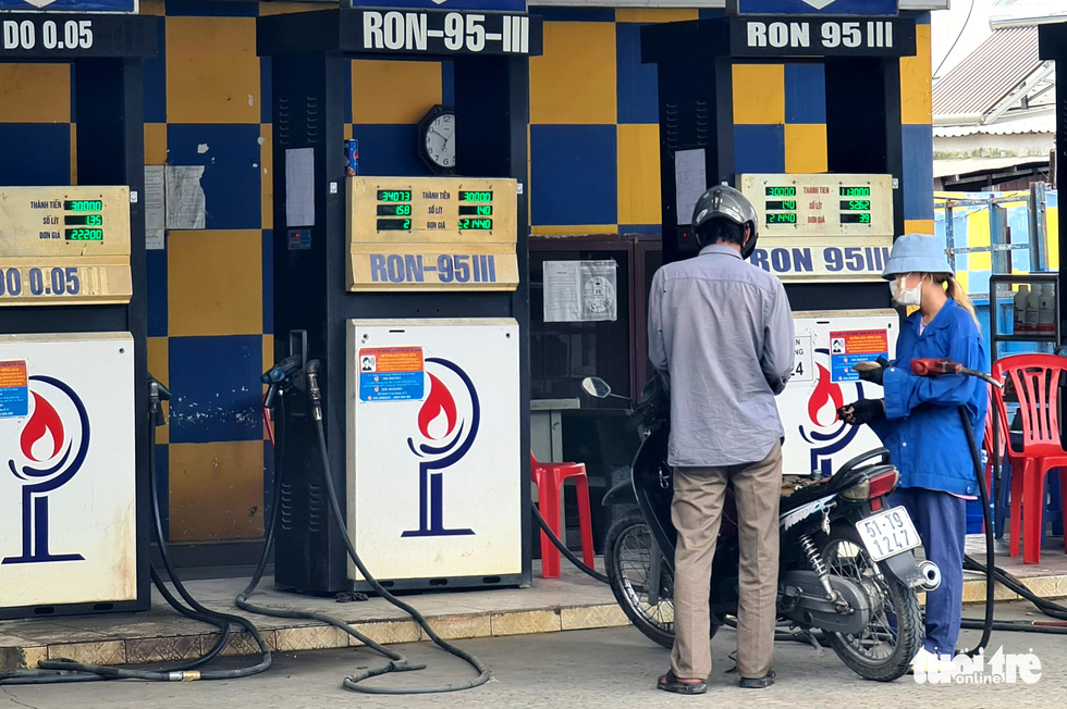 TP.HCM: Hàng loạt cây xăng chỉ bán 30.000 đồng, nhiều nơi hết xăng - Ảnh 3. TP.HCM: Hàng loạt cây xăng chỉ bán 30.000 đồng, nhiều nơi hết xăng - Ảnh 3.