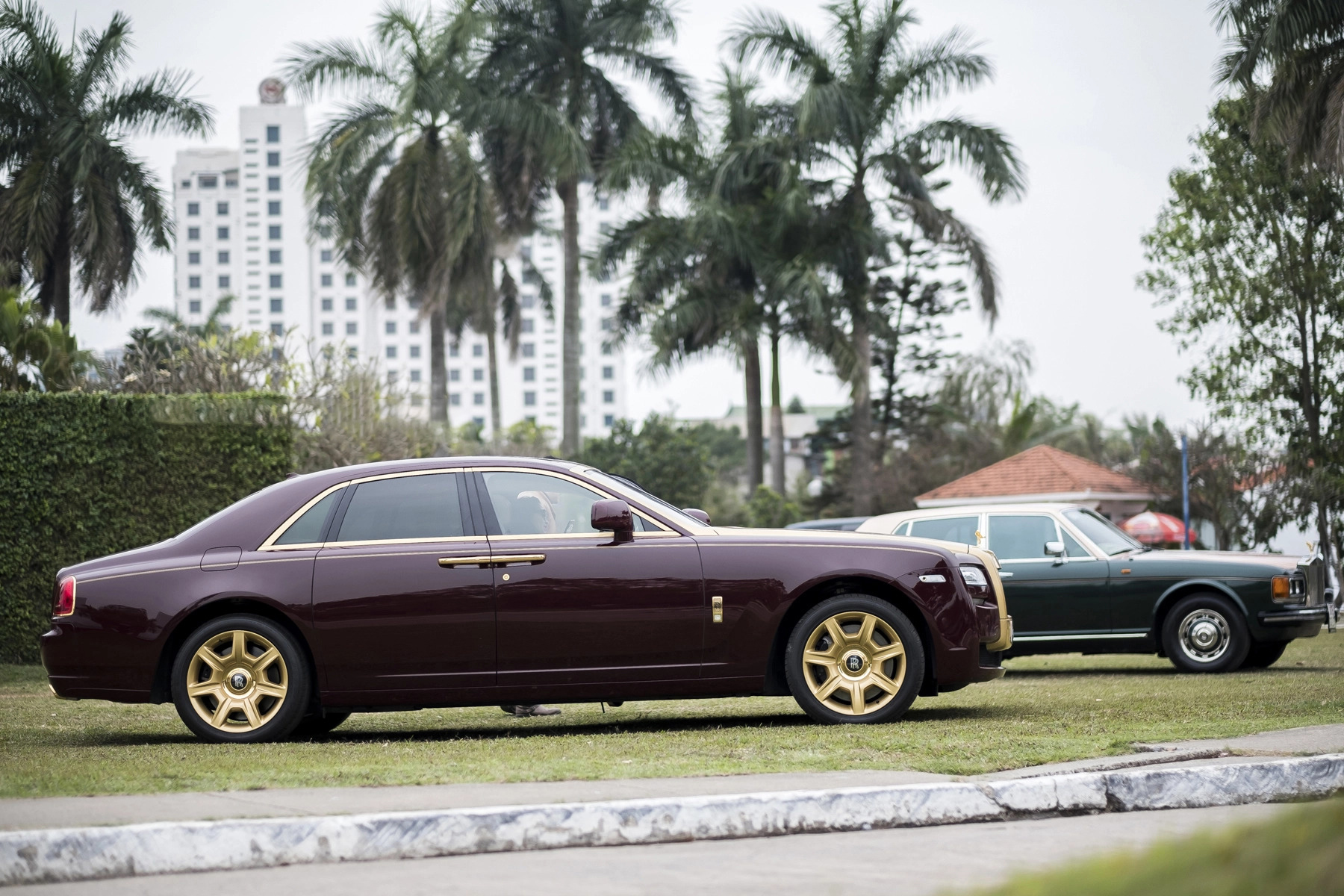Đấu giá Rolls-Royce mạ vàng gắn liền tên tuổi ông Trịnh Văn Quyết: Khởi điểm 10 tỷ, cọc 2 tỷ, xem xe ở Hà Nội - Ảnh 2. Đấu giá Rolls-Royce mạ vàng gắn liền tên tuổi ông Trịnh Văn Quyết: Khởi điểm 10 tỷ, cọc 2 tỷ, xem xe ở Hà Nội - Ảnh 2.