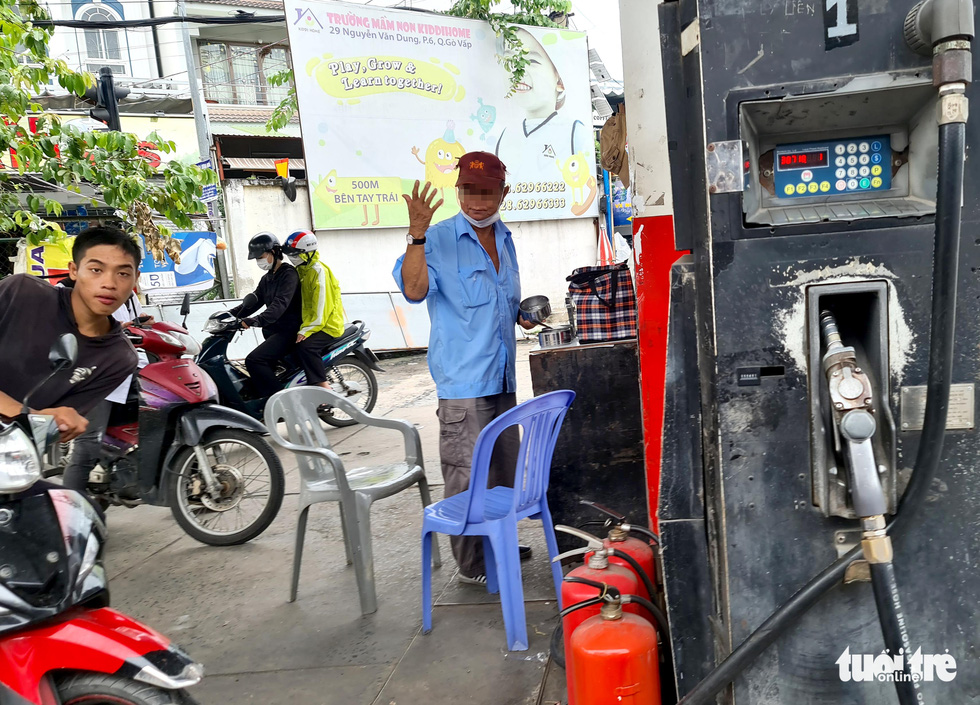 TP.HCM: Hàng loạt cây xăng chỉ bán 30.000 đồng, nhiều nơi hết xăng - Ảnh 2. TP.HCM: Hàng loạt cây xăng chỉ bán 30.000 đồng, nhiều nơi hết xăng - Ảnh 2.