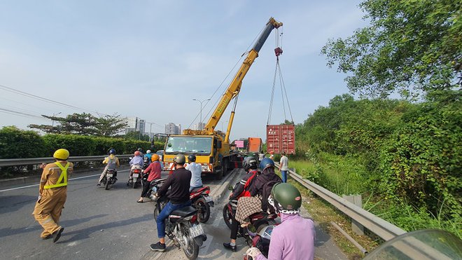 Xe container húc văng dải phân cách, cao tốc TP.HCM - Long Thành - Dầu Giây ùn tắc nhiều giờ - Ảnh 1.