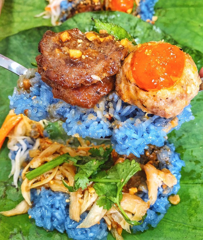Ngoài xôi cốm Tân Bình “sốt xình xịch”, TP.HCM còn 3 hàng xôi lá sen ngon không kém cho những ai ngại xếp hàng - Ảnh 4.