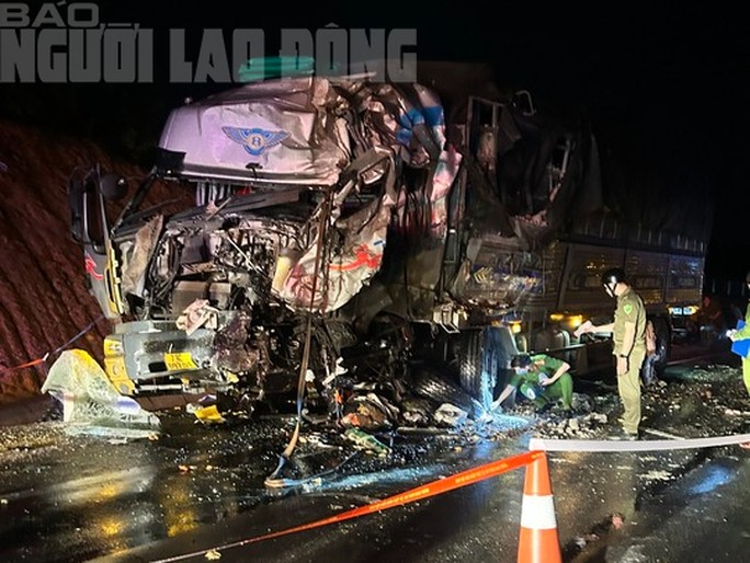 Xe khách giường nằm đấu đầu xe tải, 2 người chết, 11 người bị thương - Ảnh 2. Xe khách giường nằm đấu đầu xe tải, 2 người chết, 11 người bị thương - Ảnh 2.