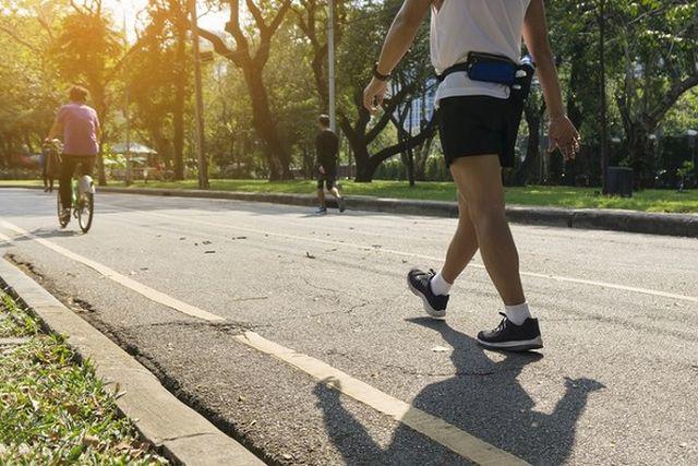  Khoa học chỉ rõ đi bộ 10.000 bước mỗi ngày giúp bạn sống lâu hơn, nhưng tốc độ đi quyết định tất cả: Đây là cách đi bộ đúng!  - Ảnh 2.