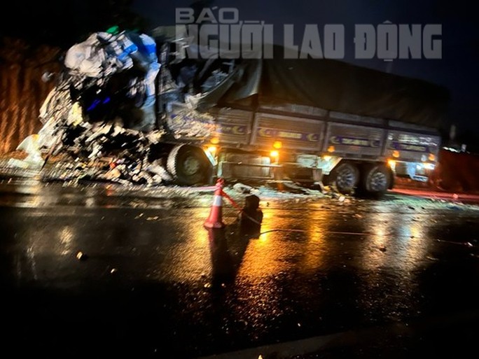 Xe khách giường nằm đấu đầu xe tải, 2 người chết, 11 người bị thương - Ảnh 1. Xe khách giường nằm đấu đầu xe tải, 2 người chết, 11 người bị thương - Ảnh 1.