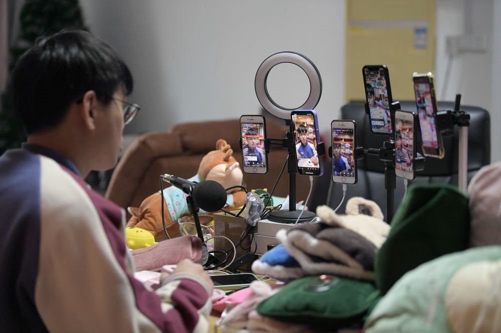 Những ‘ông vua’, ‘bà hoàng’ livestream hết thời: Ngày Độc thân năm ngoái bán cả tỷ sản phẩm, năm nay bị cấm khỏi mọi ‘mặt trận’ - Ảnh 2.