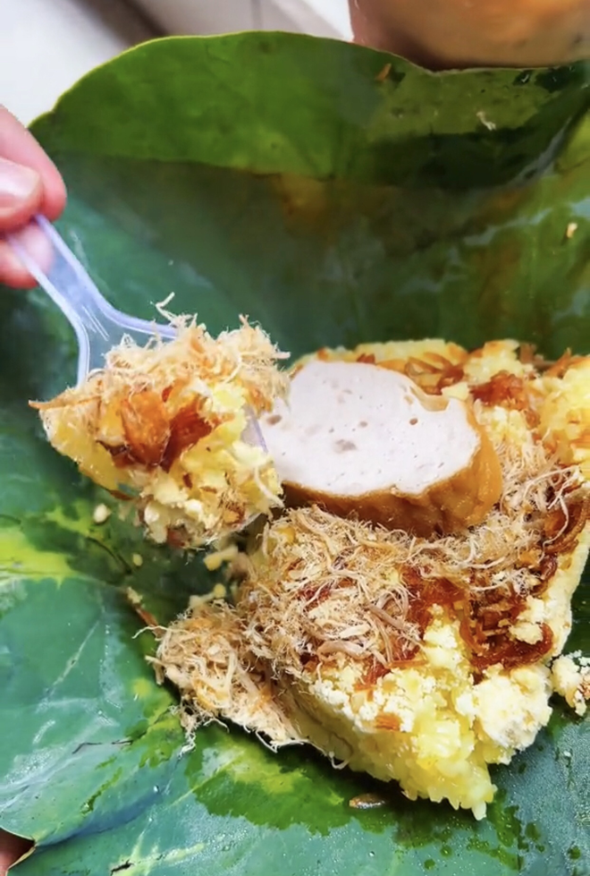 Ngoài xôi cốm Tân Bình “sốt xình xịch”, TP.HCM còn 3 hàng xôi lá sen ngon không kém cho những ai ngại xếp hàng - Ảnh 11.