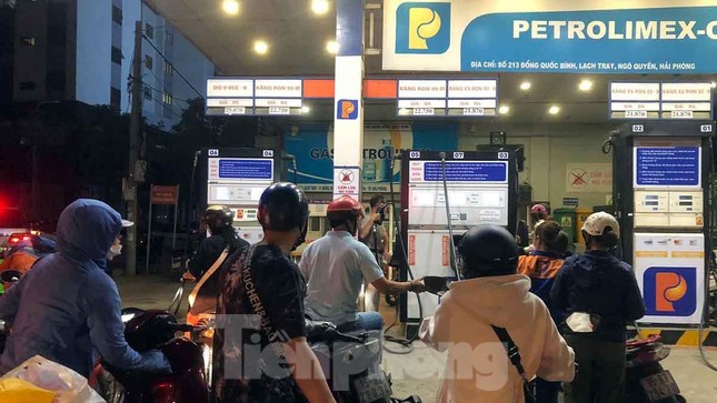 Một ngày 3 lần đi xếp hàng mới đổ được bình xăng - Ảnh 8.
