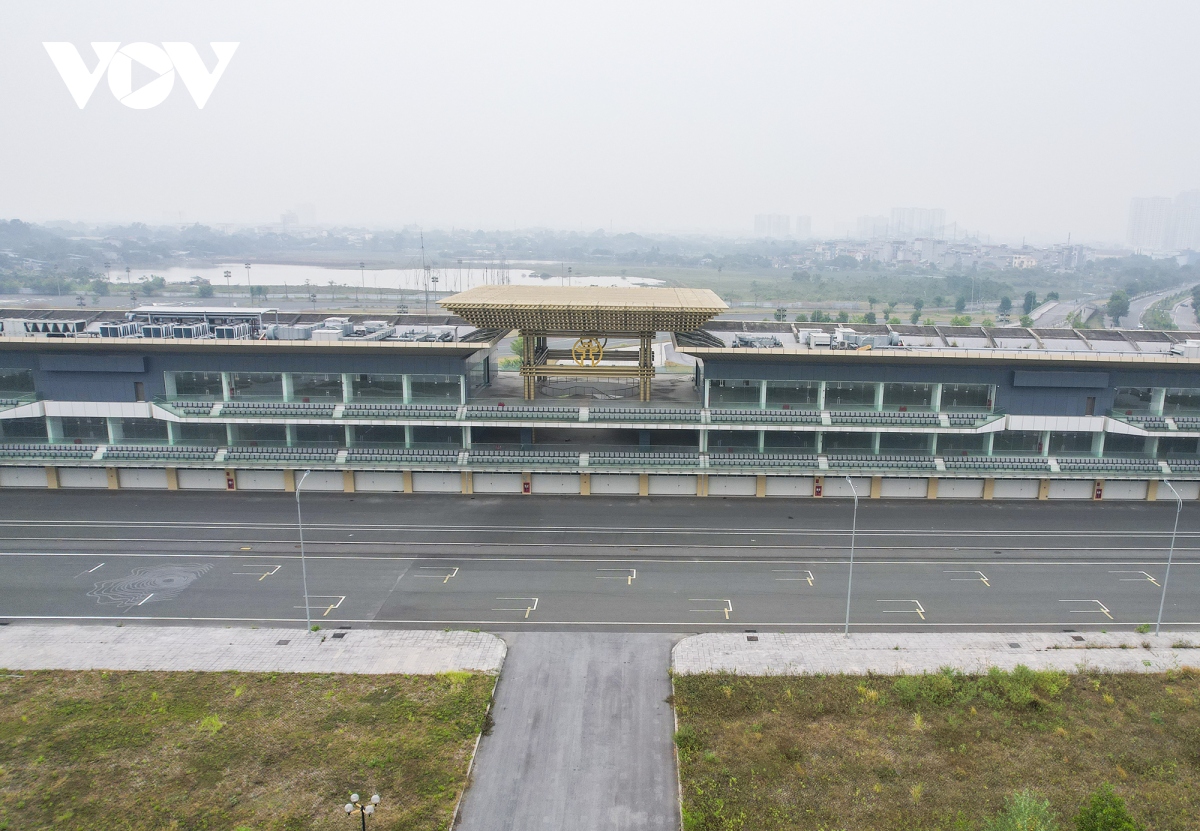 Đường đua F1 ở Hà Nội bị bỏ hoang, cỏ dại và rác thải đua nhau chiếm chỗ - Ảnh 2. Đường đua F1 ở Hà Nội bị bỏ hoang, cỏ dại và rác thải đua nhau chiếm chỗ - Ảnh 2.