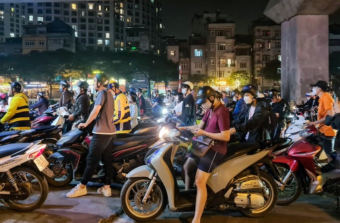 Nửa đêm, người dân ở Hà Nội vẫn xếp hàng dài chờ đổ xăng - Ảnh 9.