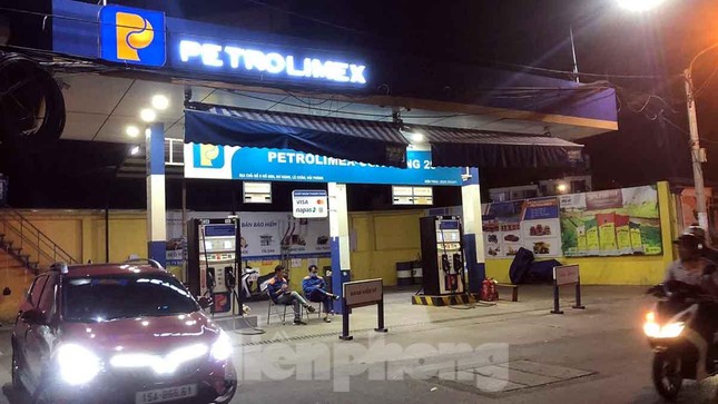 Một ngày 3 lần đi xếp hàng mới đổ được bình xăng - Ảnh 6.