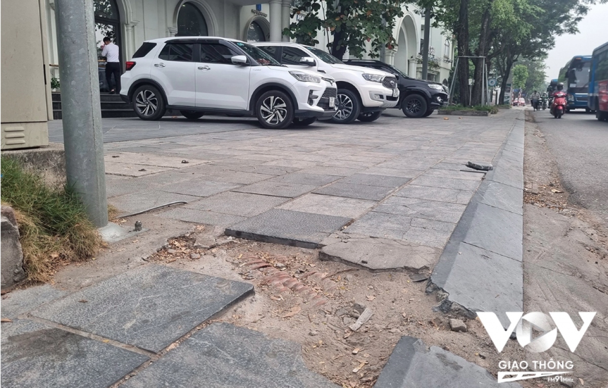 Vỉa hè lát đá đến đâu, ô tô đỗ đến đó - Ảnh 2. Vỉa hè lát đá đến đâu, ô tô đỗ đến đó - Ảnh 2.