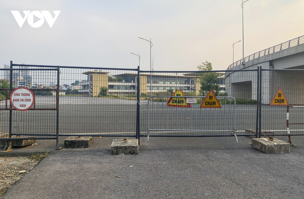 Đường đua F1 ở Hà Nội bị bỏ hoang, cỏ dại và rác thải đua nhau chiếm chỗ - Ảnh 9. Đường đua F1 ở Hà Nội bị bỏ hoang, cỏ dại và rác thải đua nhau chiếm chỗ - Ảnh 9.