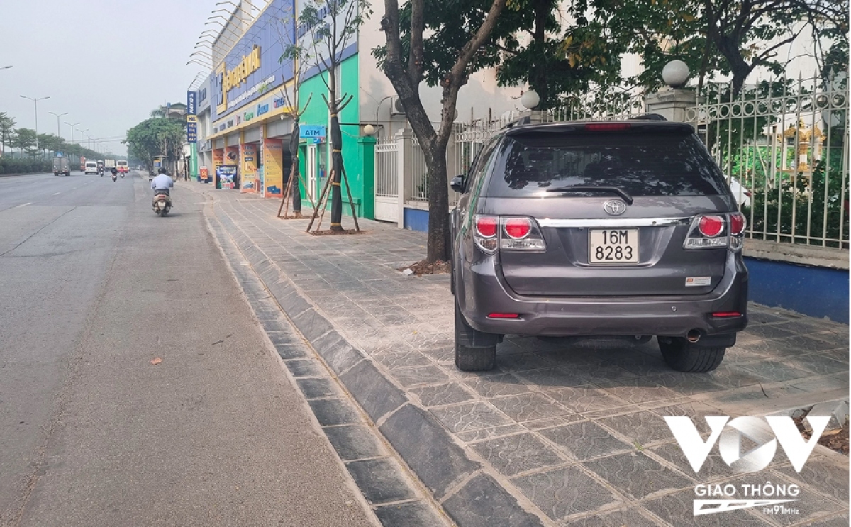 Vỉa hè lát đá đến đâu, ô tô đỗ đến đó - Ảnh 1. Vỉa hè lát đá đến đâu, ô tô đỗ đến đó - Ảnh 1.