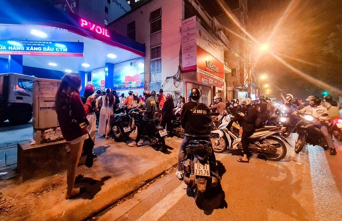 Nửa đêm, người dân ở Hà Nội vẫn xếp hàng dài chờ đổ xăng - Ảnh 6.