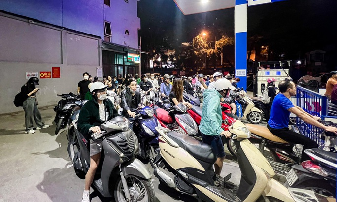 Nửa đêm, người dân ở Hà Nội vẫn xếp hàng dài chờ đổ xăng - Ảnh 4.