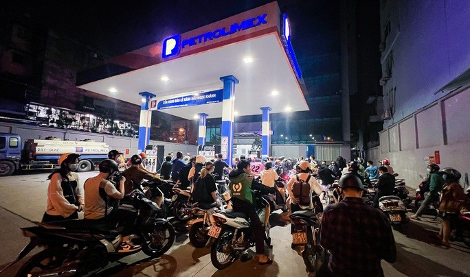 Nửa đêm, người dân ở Hà Nội vẫn xếp hàng dài chờ đổ xăng - Ảnh 3.