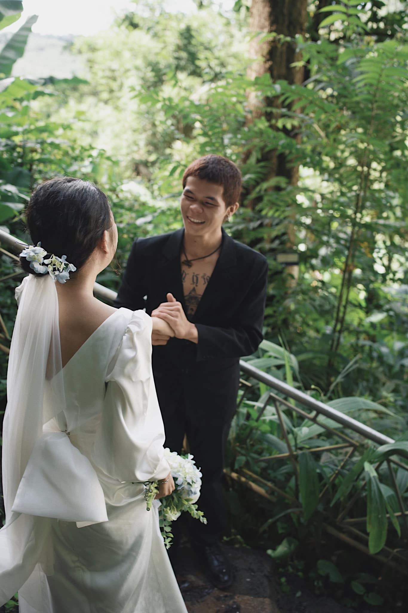 Cô dâu tổ chức đám cưới bí mật chỉ có vỏn vẹn 6 khách mời tại thác Lưu Ly ở Đắk Nông - Ảnh 7. Cô dâu tổ chức đám cưới bí mật chỉ có vỏn vẹn 6 khách mời tại thác Lưu Ly ở Đắk Nông - Ảnh 7.