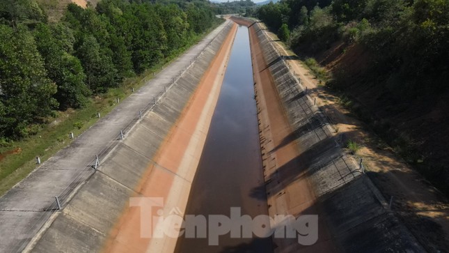 Kênh thuỷ lợi nghìn tỷ mới dùng hơn 1 năm đã nứt toác - Ảnh 1.