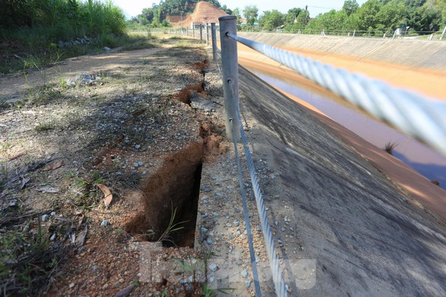 Kênh thuỷ lợi nghìn tỷ mới dùng hơn 1 năm đã nứt toác - Ảnh 7.