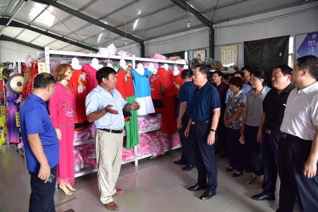 Trưởng thôn từng vay từng đồng để sống nắm được cơ hội đổi đời, cùng hơn 300.000 người áp đảo Taobao với một mặt hàng, kiếm hơn 23 tỷ đồng - Ảnh 5. Trưởng thôn từng vay từng đồng để sống nắm được cơ hội đổi đời, cùng hơn 300.000 người áp đảo Taobao với một mặt hàng, kiếm hơn 23 tỷ đồng - Ảnh 5.