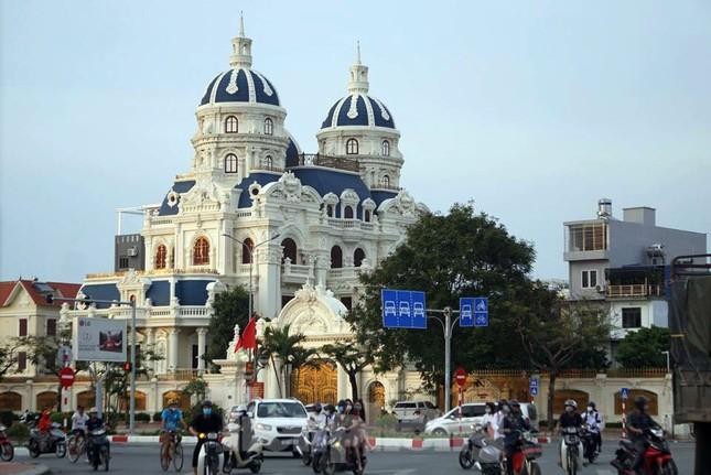 Tiếp tục kê biên tòa lâu đài của đại gia Phát dầu để thi hành án - Ảnh 1. Tiếp tục kê biên tòa lâu đài của đại gia Phát dầu để thi hành án - Ảnh 1.