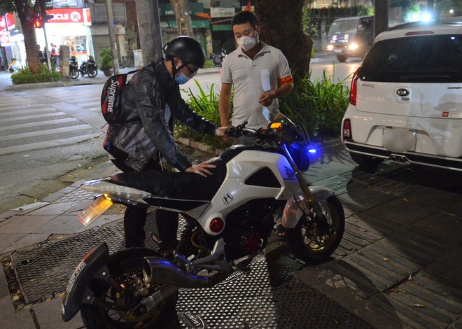 Ảnh, clip: Cảnh sát 141 hoá trang xử lý các thanh niên Hà Nội nẹt pô, hú còi càn quấy trên phố - Ảnh 7. Ảnh, clip: Cảnh sát 141 hoá trang xử lý các thanh niên Hà Nội nẹt pô, hú còi càn quấy trên phố - Ảnh 7.