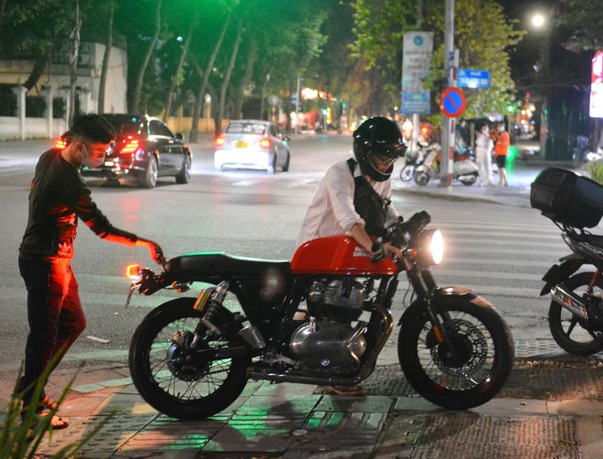 Ảnh, clip: Cảnh sát 141 hoá trang xử lý các thanh niên Hà Nội nẹt pô, hú còi càn quấy trên phố - Ảnh 6. Ảnh, clip: Cảnh sát 141 hoá trang xử lý các thanh niên Hà Nội nẹt pô, hú còi càn quấy trên phố - Ảnh 6.