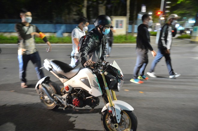 Ảnh, clip: Cảnh sát 141 hoá trang xử lý các thanh niên Hà Nội nẹt pô, hú còi càn quấy trên phố - Ảnh 5. Ảnh, clip: Cảnh sát 141 hoá trang xử lý các thanh niên Hà Nội nẹt pô, hú còi càn quấy trên phố - Ảnh 5.