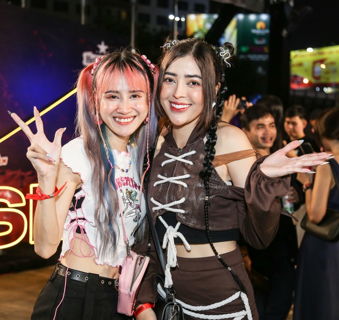  Giới trẻ lên đồ cực cháy, rầm rộ đổ bộ KOSMIK Live Concert: Đại nhạc hội đã mắt đã tai là đây!  - Ảnh 10.