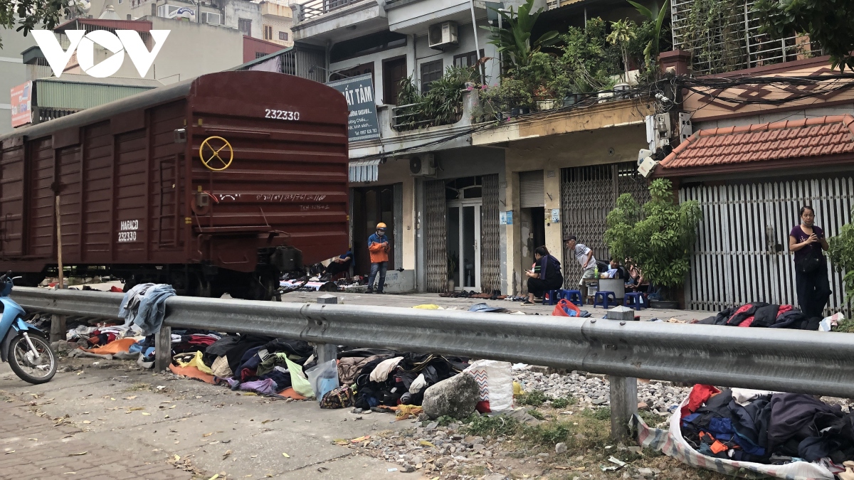 Chợ đồ cũ họp ngay chân đường tàu hoả, bất chấp nguy hiểm: Chính quyền có hay? - Ảnh 11.