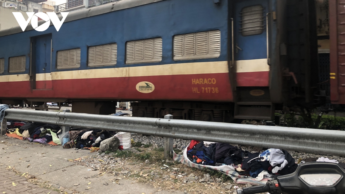 Chợ đồ cũ họp ngay chân đường tàu hoả, bất chấp nguy hiểm: Chính quyền có hay? - Ảnh 10.