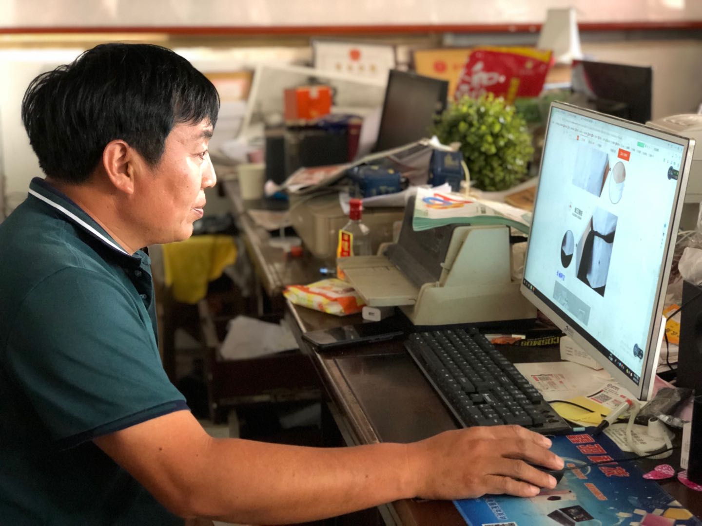 Trưởng thôn từng vay từng đồng để sống nắm được cơ hội đổi đời, cùng hơn 300.000 người áp đảo Taobao với một mặt hàng, kiếm hơn 23 tỷ đồng - Ảnh 3. Trưởng thôn từng vay từng đồng để sống nắm được cơ hội đổi đời, cùng hơn 300.000 người áp đảo Taobao với một mặt hàng, kiếm hơn 23 tỷ đồng - Ảnh 3.