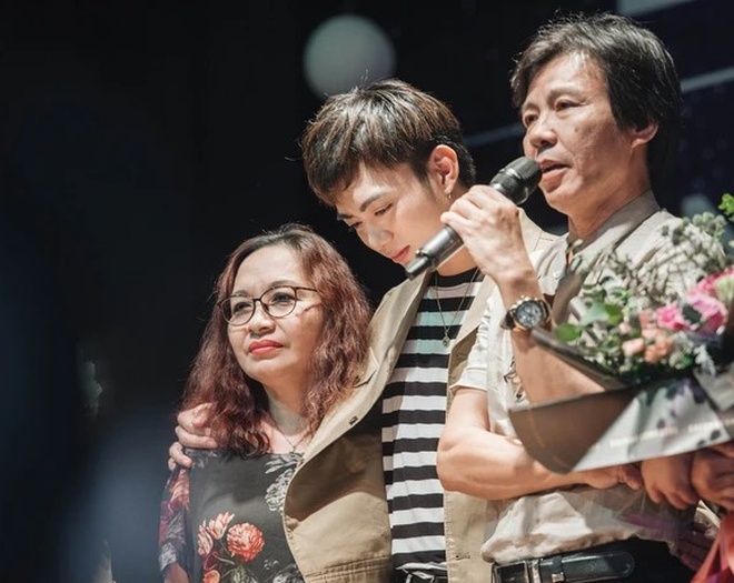 Soobin Hoàng Sơn xuất hiện bảnh bao xúc động khi bố mẹ và hơn 300 fan tổ  chức sinh nhật bất ngờ tại fanmeeting